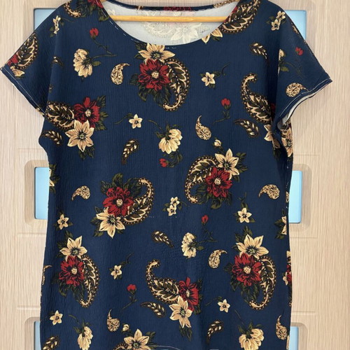 Blouse with short sleeves floral motifs like new, size M/L