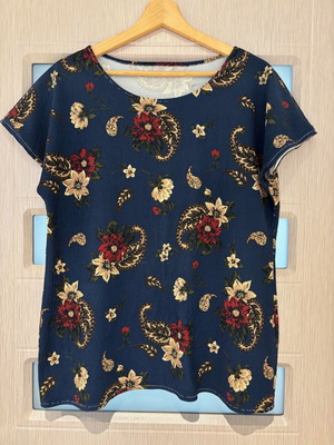 Blouse with short sleeves floral motifs like new, size M/L