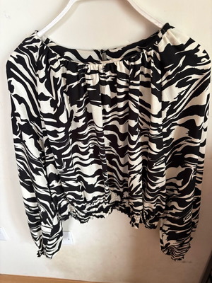 Cropped zebra print blouse H&M like new, size XL