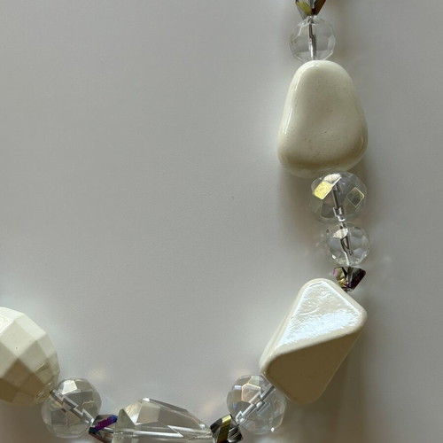 Set of 2 summer necklaces like new, white and pink