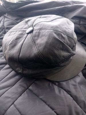 Черна кожена имитация трагияшка шапка употребявана