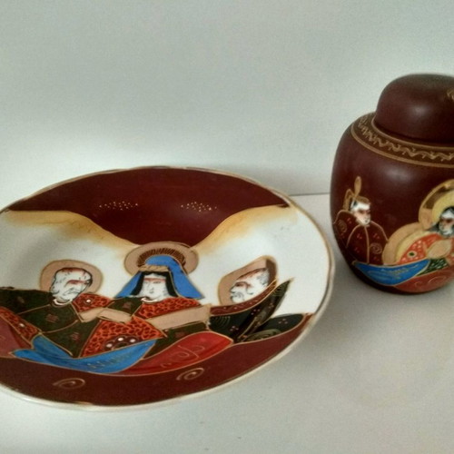 Japanese decorative items used, 2 plates and vase 13 cm high