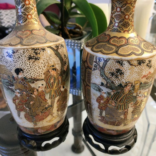 Satsuma vases used on wooden base