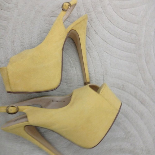 Yellow suede leather sandals used with 15 cm heel