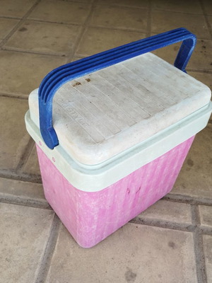 Φορητό ψυγείο ροζ μεταχειρισμένο με επιφανειακές φθορές