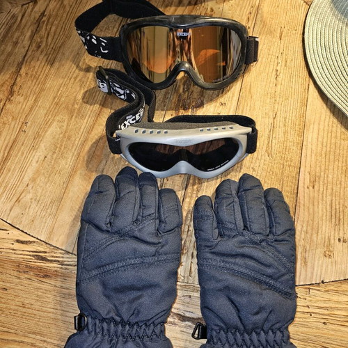 Ski goggles and gloves used, children's up to 12 years
