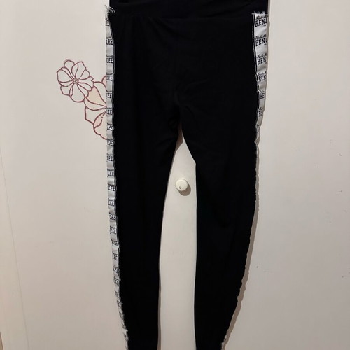 Benlee leggings black like new with seam unraveling