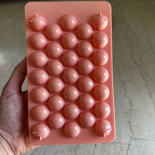 Ice tray like new for round ice cubes