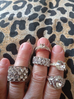 Rings like new, set of five with silver stones
