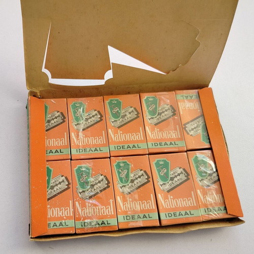 Box with 10 used sealed NATIONAAL IDEAAL razor blade packs