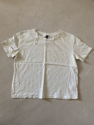H&M white t-shirt with pearl studs XS like new