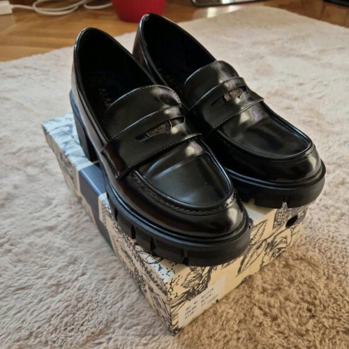 Loafers patent leather like new, size 37, black