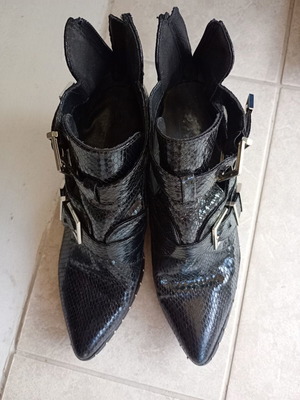 Black boots size 38 used with slight sole peeling inside