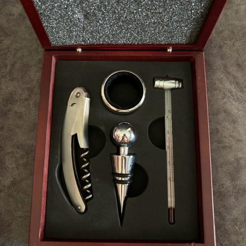 Wine set case with accessories like new