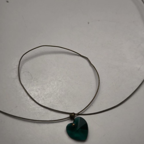 Green crystal heart necklace like new with hypoallergenic flexible steel wire