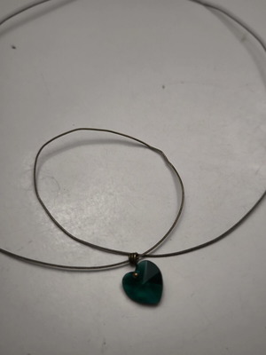 Green crystal heart necklace like new with hypoallergenic flexible steel wire