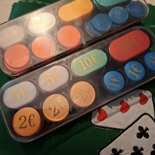 Poker set like new with felt and plastic playing cards