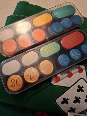 Poker set like new with felt and plastic playing cards