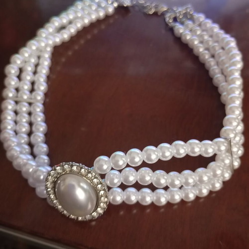 Chocker like new, white and silver