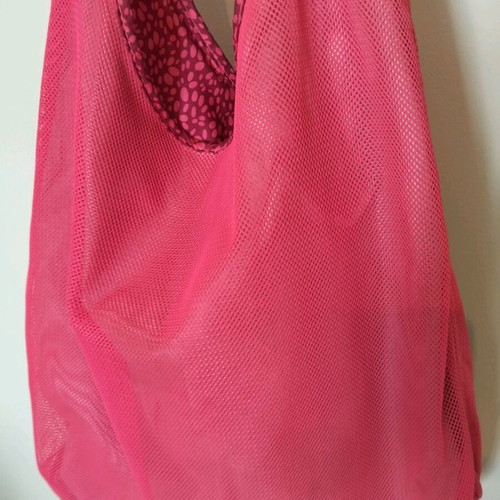 Nike gym bag like new, medium, fuchsia, shoulder type