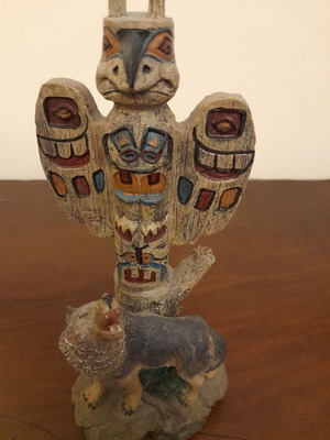 Decorative totem like new inspired by traditional indigenous art