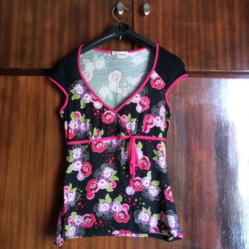 Floral blouse geisha style like new with deep neckline