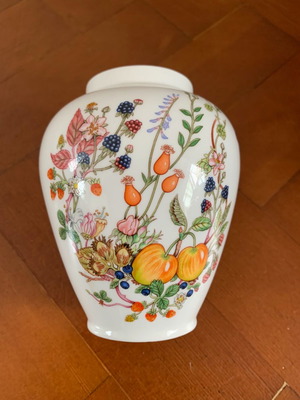 Aynsley Somerset English vase fine bone china in excellent condition