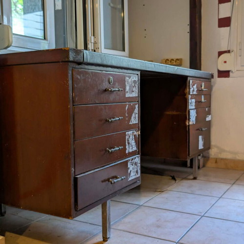 1970 Varagkis large executive desk, dark wood veneer