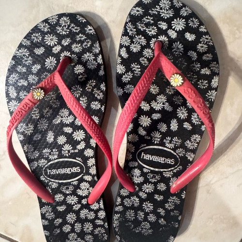 Havaianas women pink daisies flip flops used