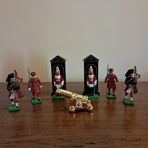 English Royal Guard figures like new, height 5.5 cm