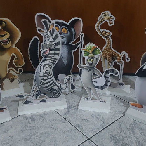 Wooden Madagascar figures like new, set of 8 pieces