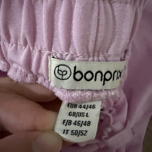 Pink sweatpants with soft fabric