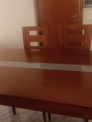 Επεκτεινόμενη τραπεζαρία με έξι καρέκλες σαν καινούργιο