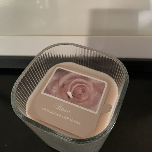 Rose scented candle, 34 hours burn time