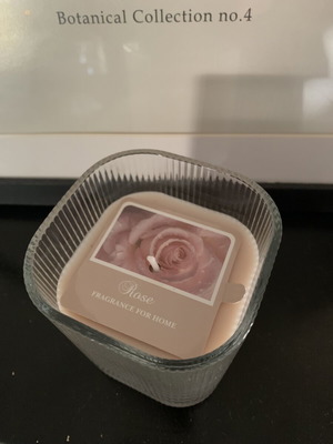 Rose scented candle, 34 hours burn time