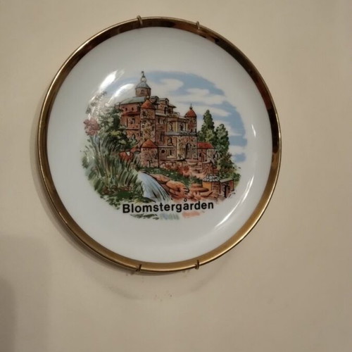 Porcelain decorative wall plates, like new, pack of 4