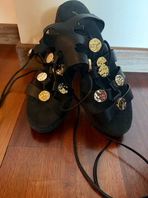Attrativo μαύρα lace-up πέδιλα καινούργια, boho Greek chic στυλ