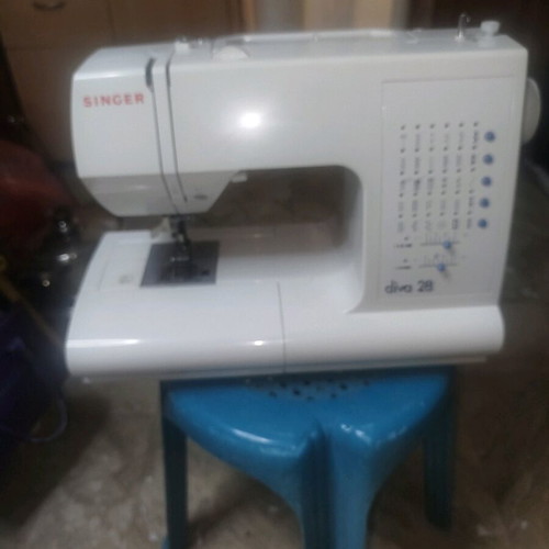 Singer electronic sewing machine like new