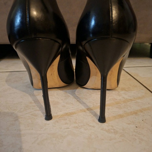 Manolo Blahnik Black Classic Leather Pumps No 38.5 Like New