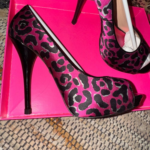 Betsey Johnson satin pumps like new, size 37.5, pink