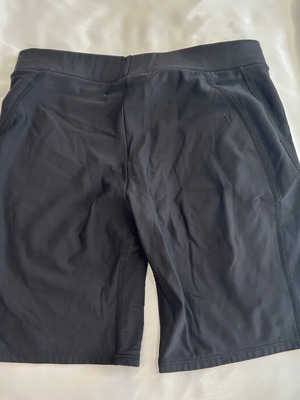 Σορτσάκι γυναικείο αθλητικό Under Armour σαν καινούργιο, μαύρο, μέγεθος S