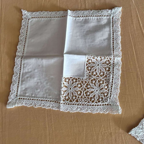 White napkins with cutwork design set of 6 like new