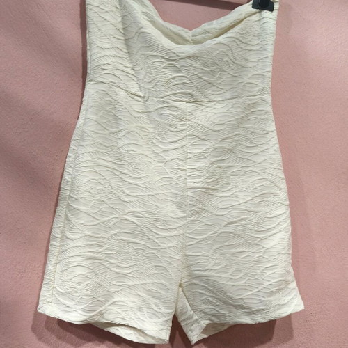 White all-in-one shorts with embossed designs Shein