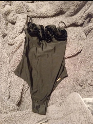 Magio swimsuit size S like new