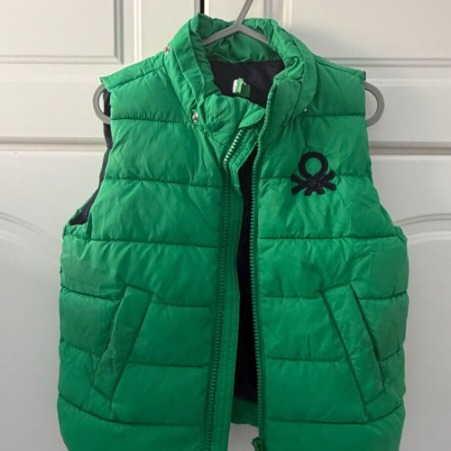 Benetton αμάνικο τζάκετ με αποσπώμενη κουκούλα σαν καινούριο, 18-24 μηνών