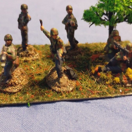 Mini Diorama German Paratroopers World War II scale 1/72 like new