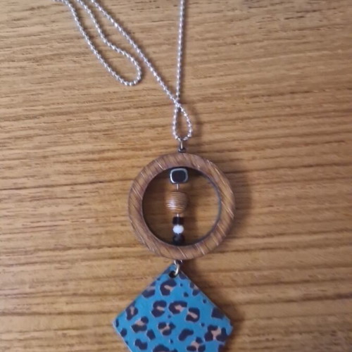 Animal print necklace like new, blue and brown