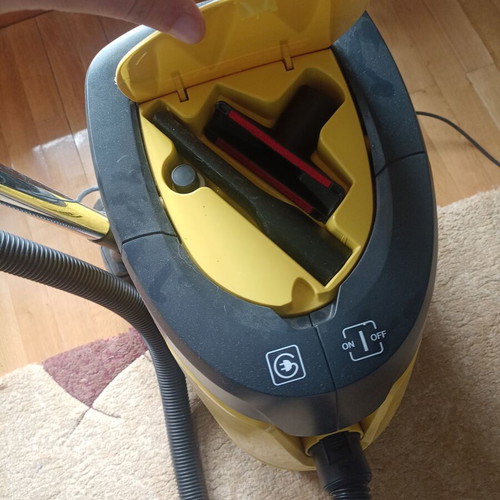 Karcher DS 5600 vacuum cleaner with water like new for home and office