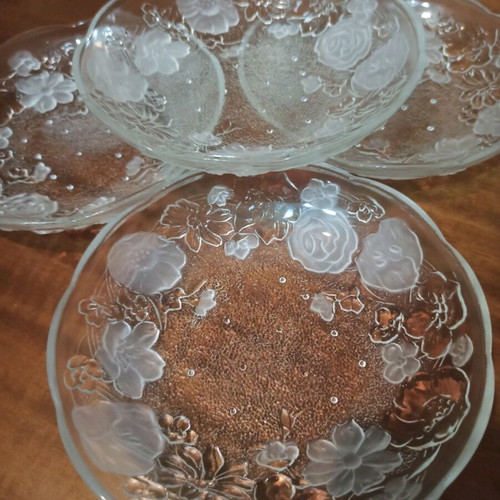 Serving plates like new, set of 4 with embossed floral design