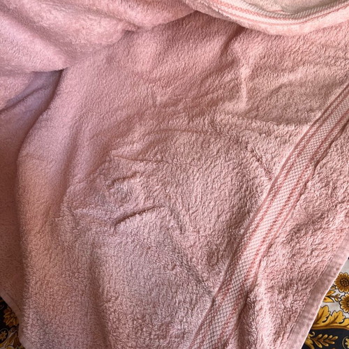 Pink bath towel like new, large